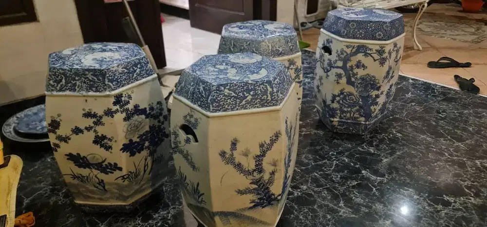 STAND PORSELEN DUDUKAN JEPANG BIRU PUTIH LUKIS