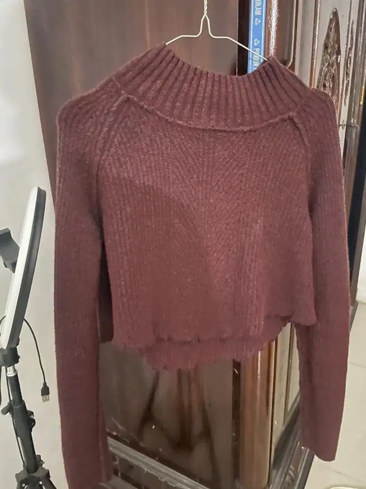 Sweater crop maroon wanita gemas