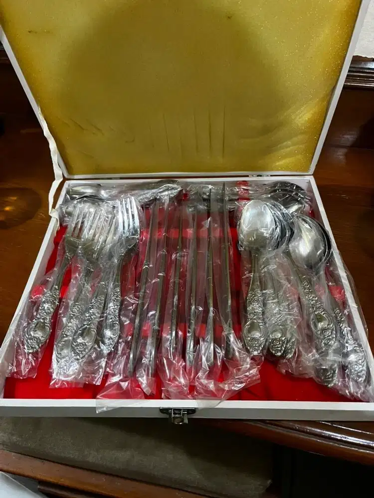 Satu set alat makan vintage ( 90an)