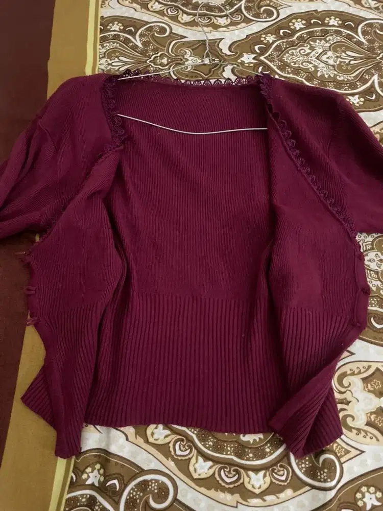 Outer crop Maroon wanita cantik gemas