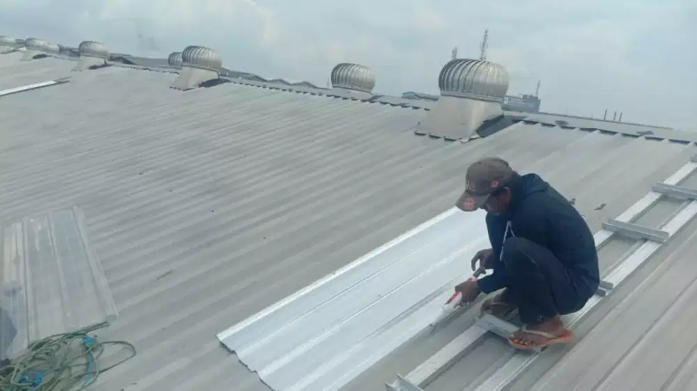 Tukang atap genteng rembes, atap asbes retak, plafon jebol,