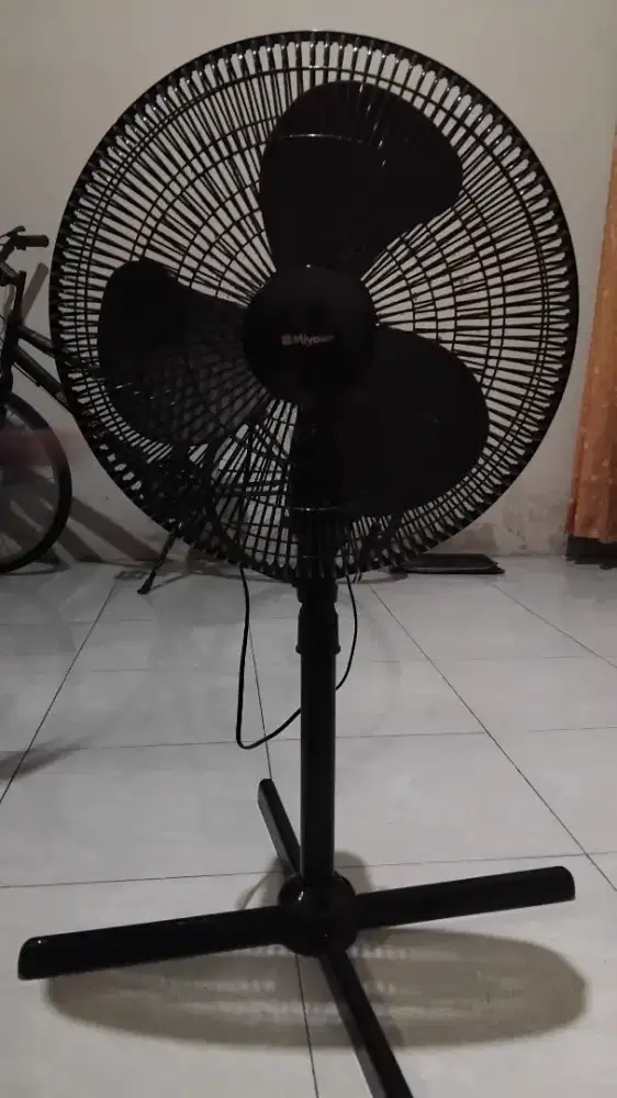 Kipas miyako berdiri