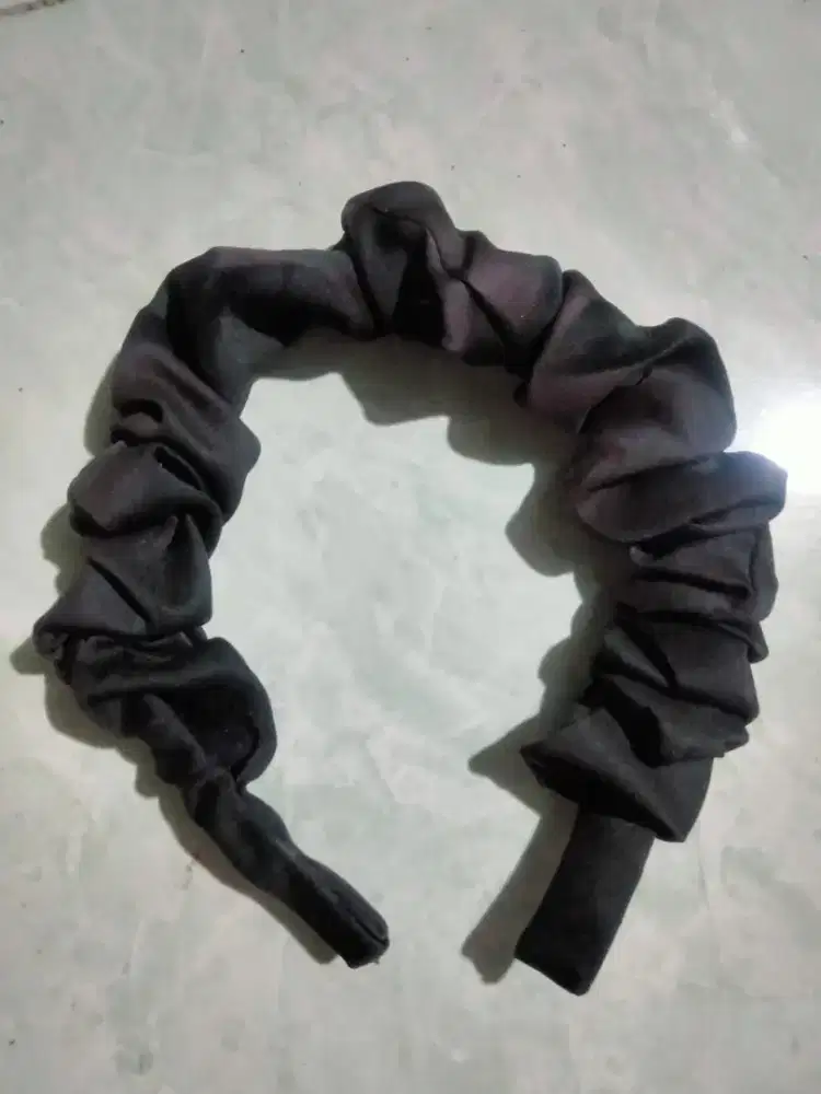 Bando Satin Hitam – Simple, Elegan & Nyaman Dipakai