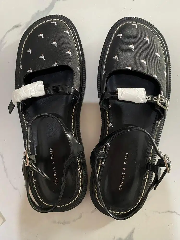 Sandal wanita Charles & Keith