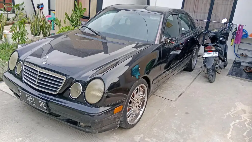 Mercedes-Benz E240 2000 Bensin