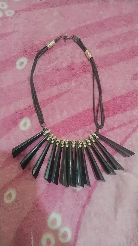 Kalung Hitam Elegan