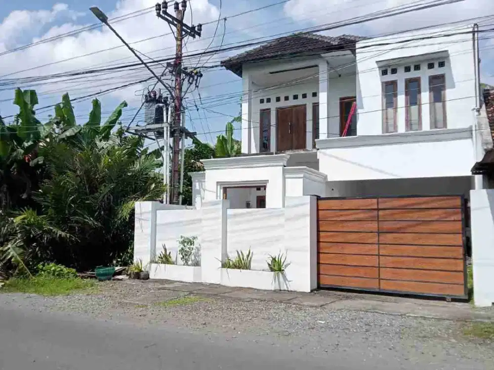 Rumah 2 Lantai Tepi Jalan Utama Dekat Cebongan Mlati Sleman Yogyakarta