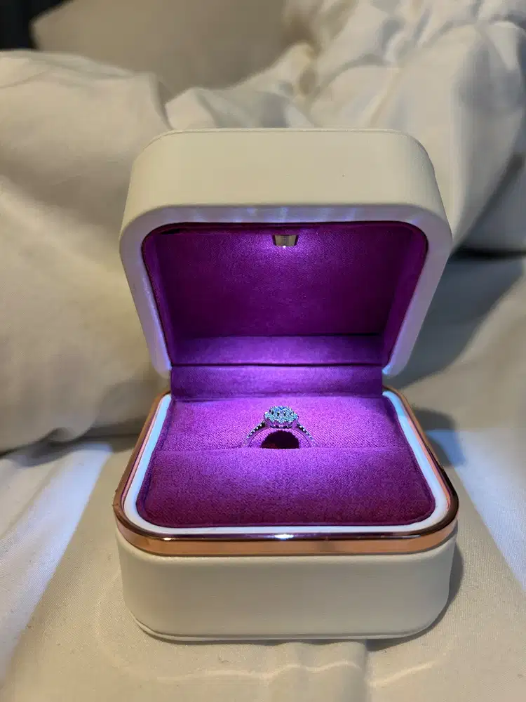 dijual cincin wanita Dparis + kotak ada lampu