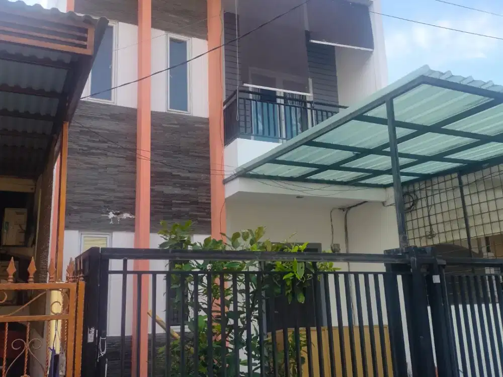 DIJUAL RUMAH FULL RENOVASI LOKASI BAGUS HADAP TENGGARA DI CITRA GARDEN 3