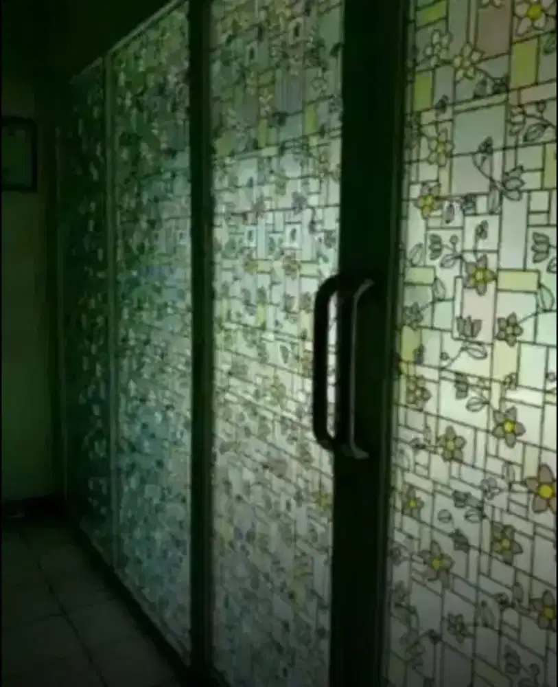 Kaca dapur tampilannya cantik dg stiker sanblas motif kaca film