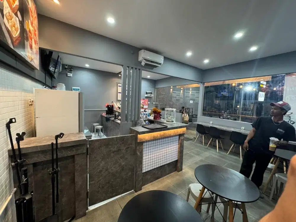 Kios Depan Lapangan Padel Jakarta Barat | Parkir Luas