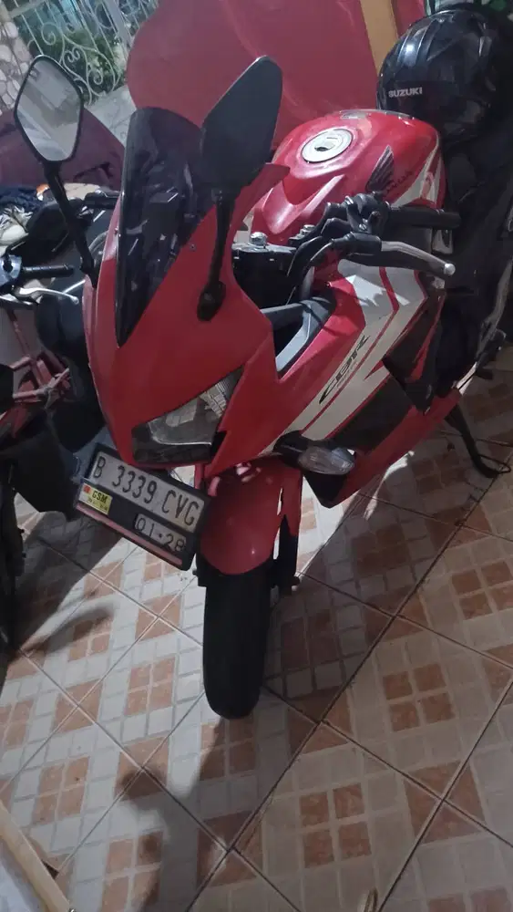 Dijual motor honda CBR 150 tahun 2015 bulan Jan warna merah, stnk baru