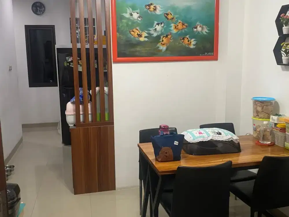 DIJUAL RUMAH CANTIK MINIMALIS HADAP TIMUR LOKASI BAGUS JUAL MURAH DI KALIDERES PERMAI