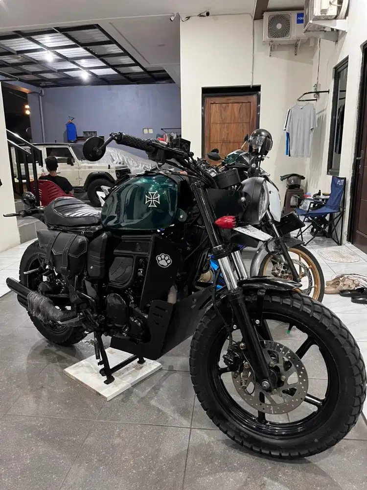 Dijual Motor Custom  Brat style basic byson 150cc tahun muda 2014