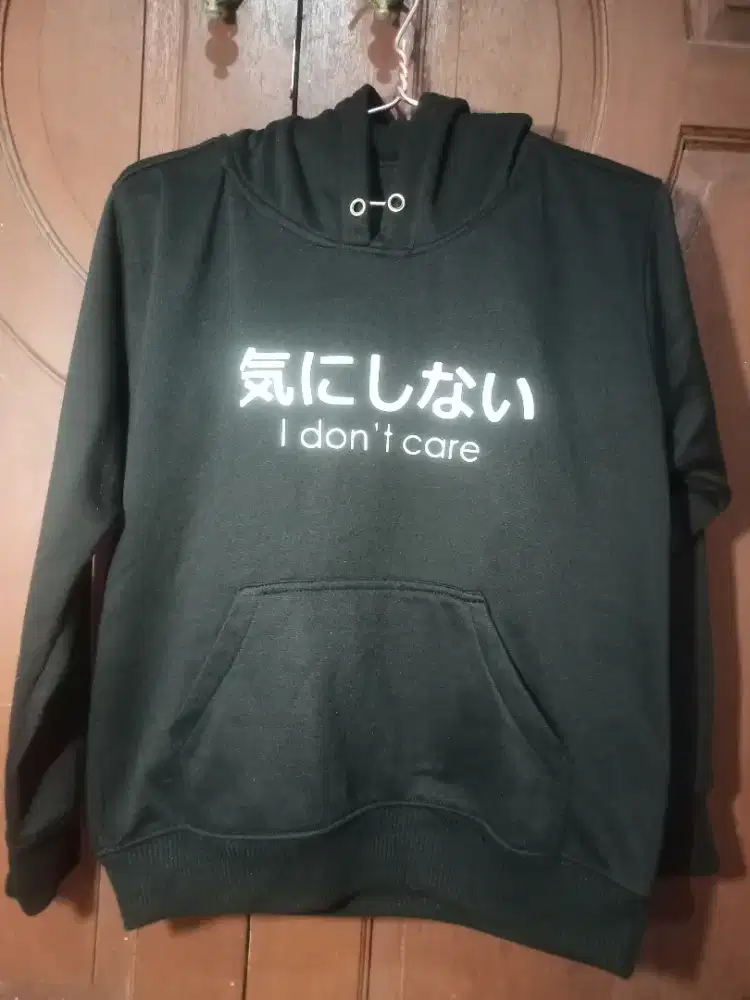 Hoodie Hitam dengan tulisan I don't care