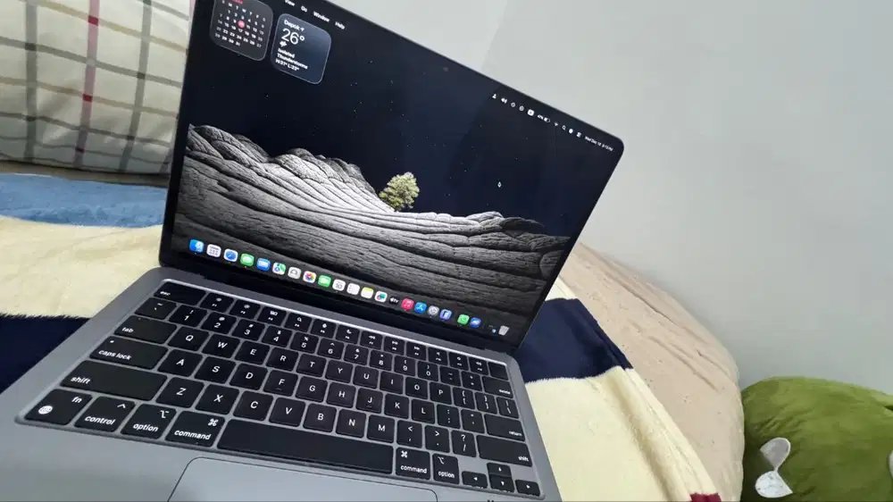 MacBook Air M2 13 Inch – Kondisi Sangat Baik