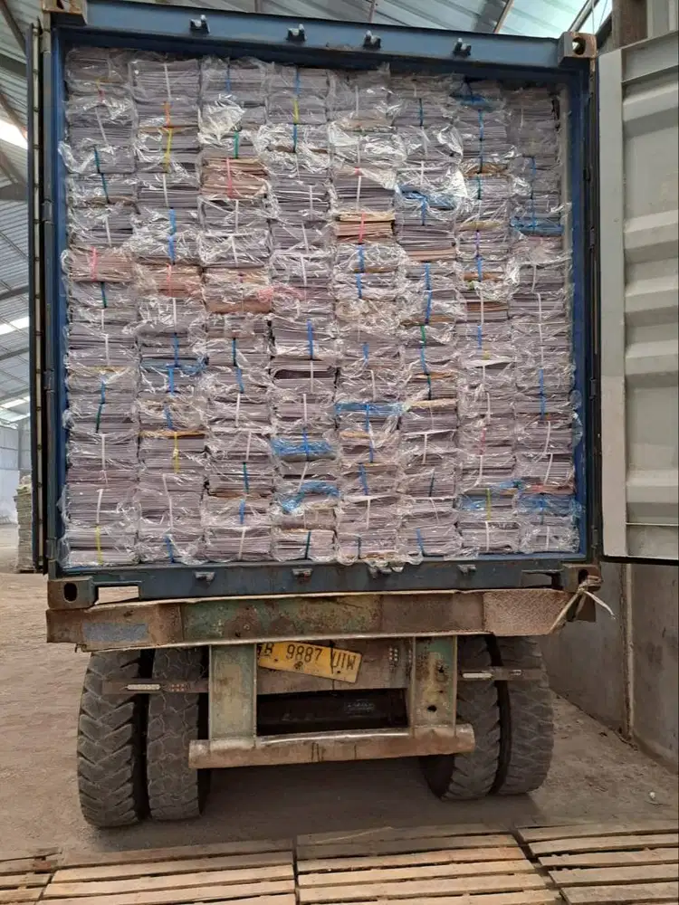 Koran bekas baca secara partai hitungan ton