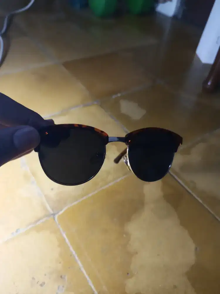 Kacamata Hitam Bermotif