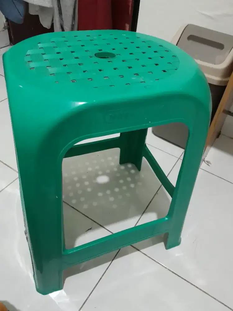 Kursi Plastik Hijau – Napolly