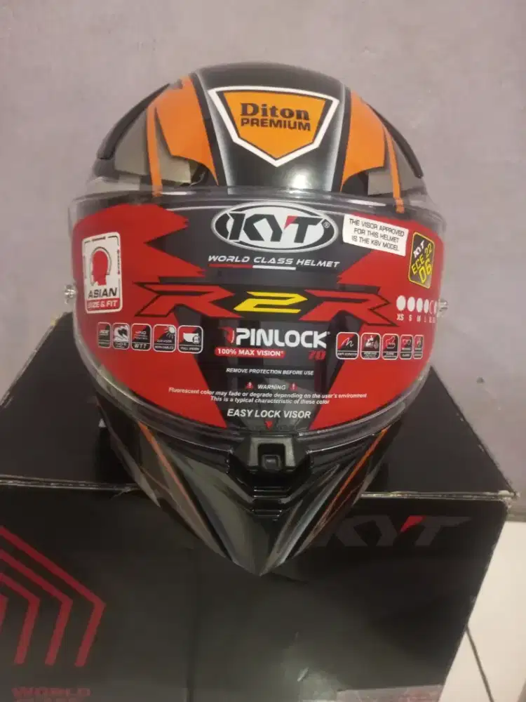 Jual helm baru kondisi bagus mulus komplit,