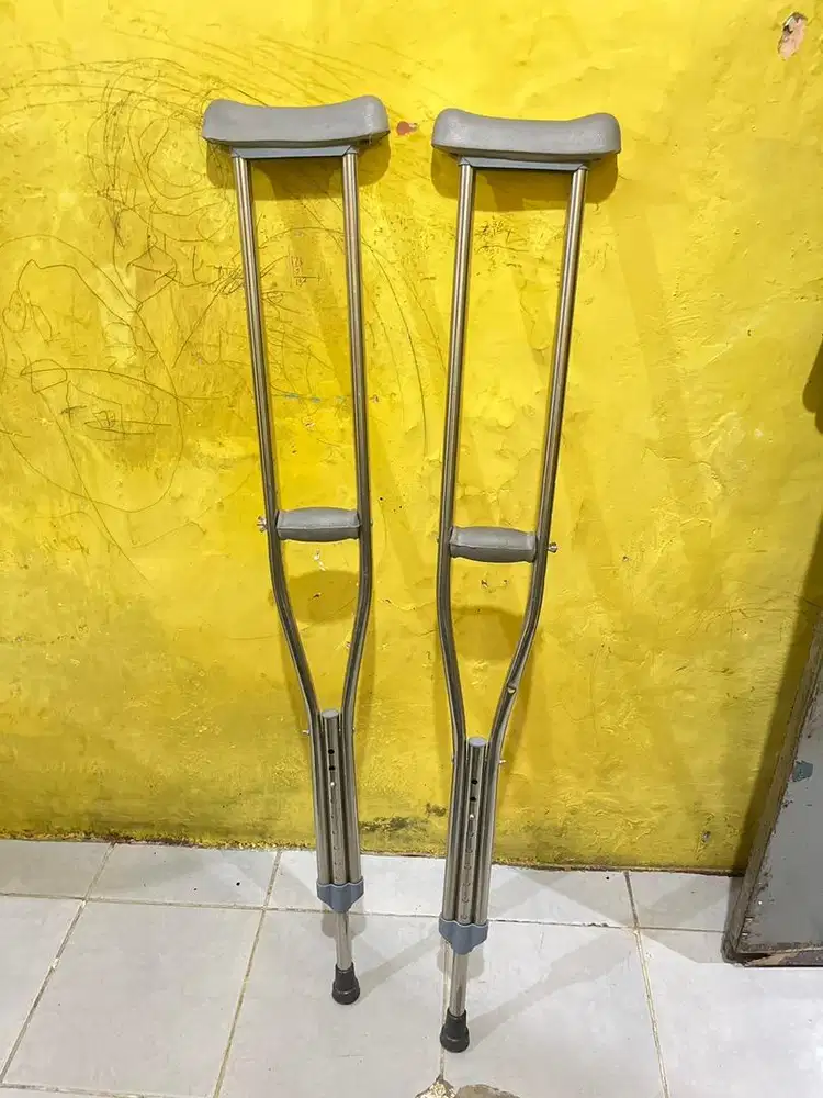 Tongkat ketiak / kruk / alat bantu jalan