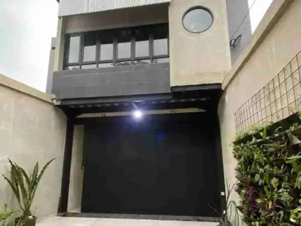 Rumah Mainroad  Sudirman terawat Dijual Cepat