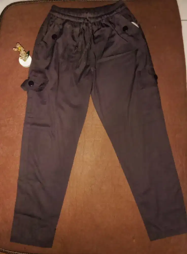 Celana abu-abu wanita - HSC 2025