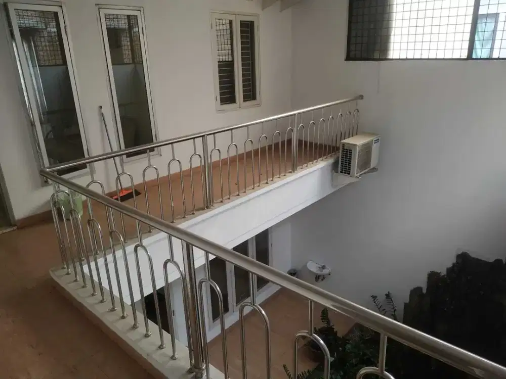 Rumah 2 Lantai Furnished Banting Harga Letak Strategis Lingkungan Nyaman