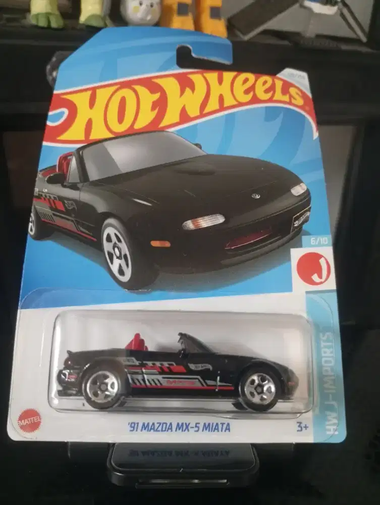 Hot Wheels '91 Mazda MX-5 Miata die-cast toy car. 