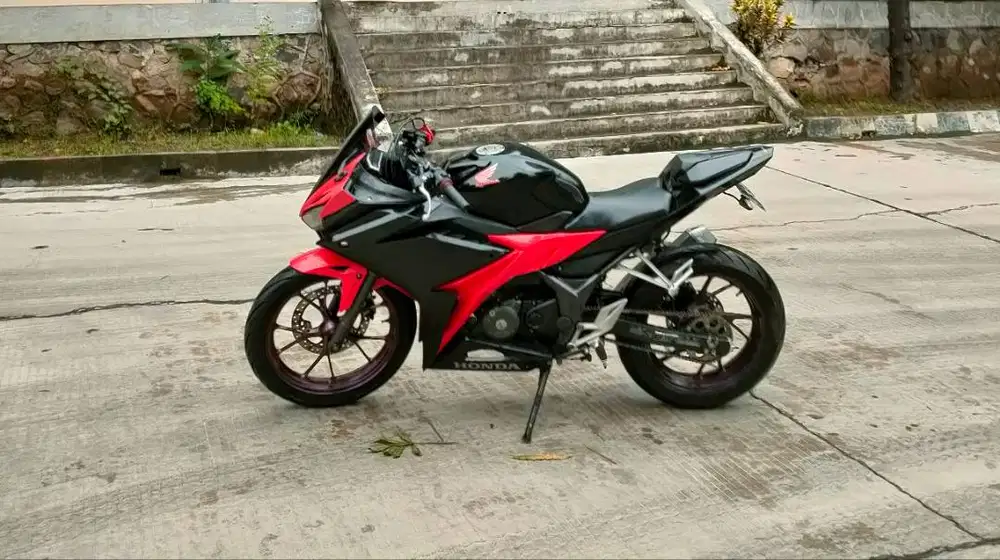 Dijual motor CBR150r 2017 bekas pakai