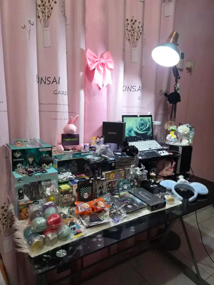 Aneka figur merchandise anime koleksi pribadi