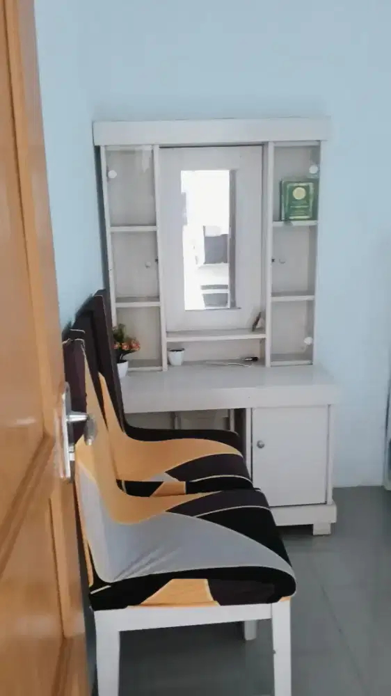 Meja makan dan meja rias