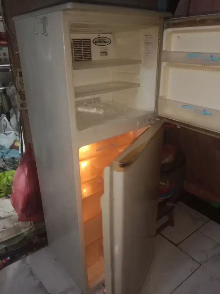 Jual kulkas toshiba bekas 2 pintu masih normal