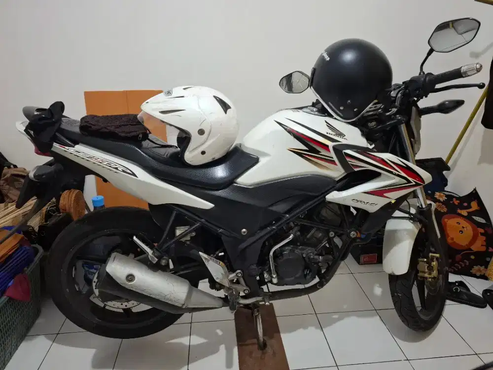 Motor Honda Cb150R tahun 2013 akhir