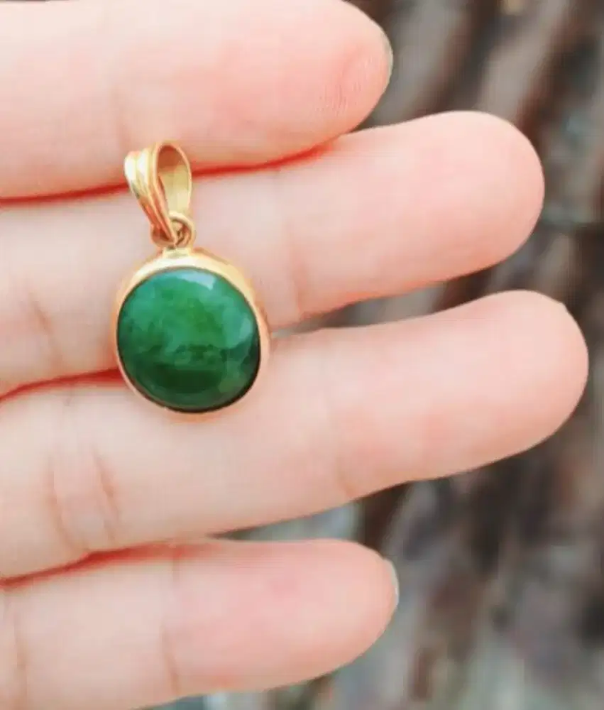 Liontin batu giok asli dan Emas