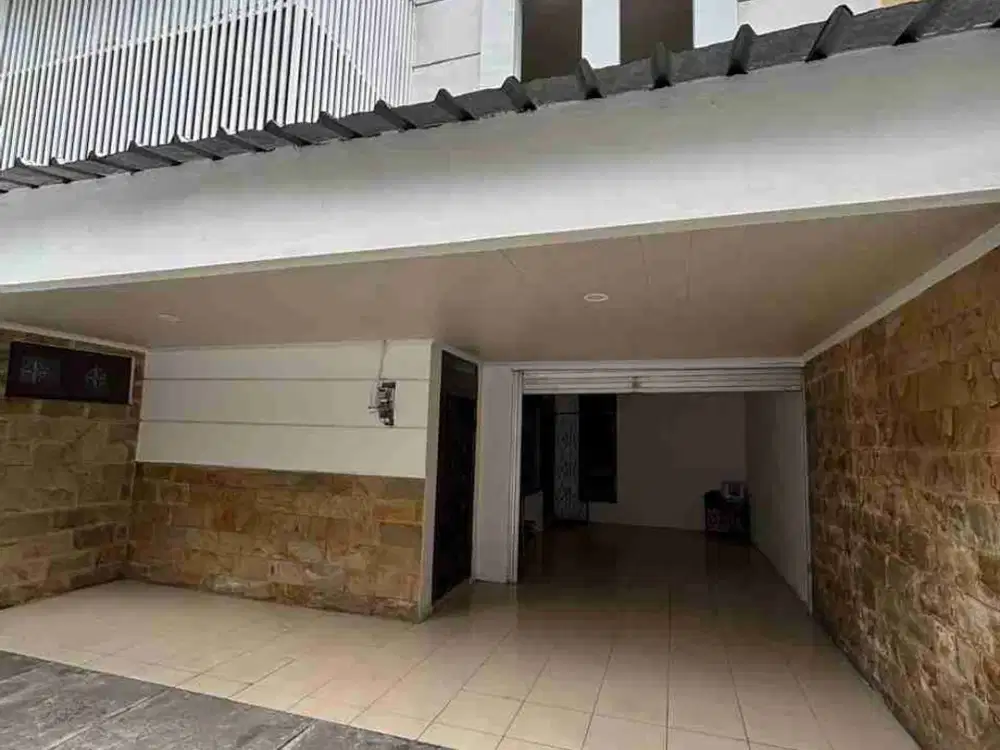 TURUN HARGA 
FOR SALE RUMAH DI CIOMAS III 
SENOPATI  KEBAYORAN BARU JAKARTA SELATAN 

SHM 
Luas tanah 207 
Luas bangunan 251 
Kamar tidur 4+1
Kamar mandi 3+1
Carpot 3 mobil 
2 lantai 
Listrik 3500w 
10M nego 
Turun Harga 8,8M