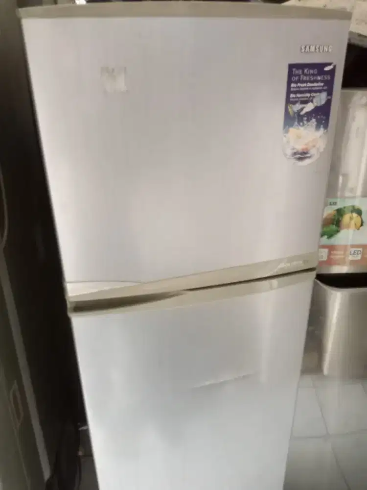 Dijual cepat kulkas dua pintu bisa nego tipis