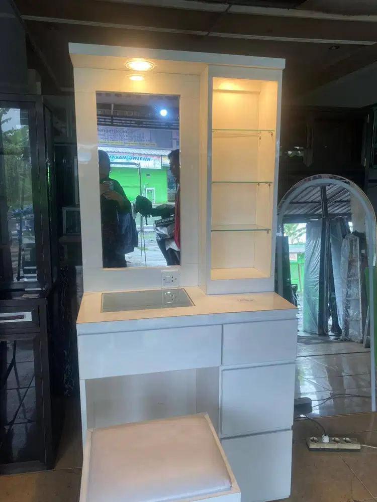 Meja Rias HPL – Elegan, kuat, dan tahan gores