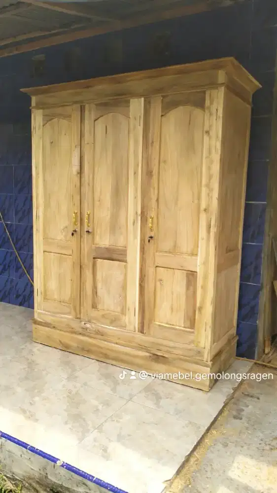 Lemari pakaian kayu akasia