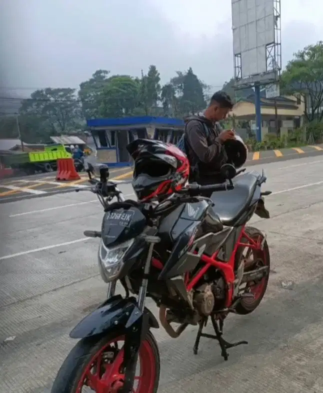 Dijual cepat HONDA CB150R 2017 HITAM MERAH