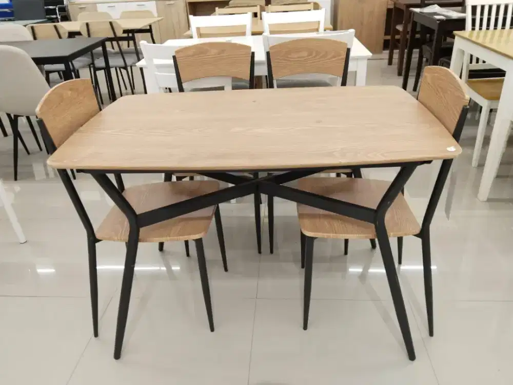 Set meja makan layana