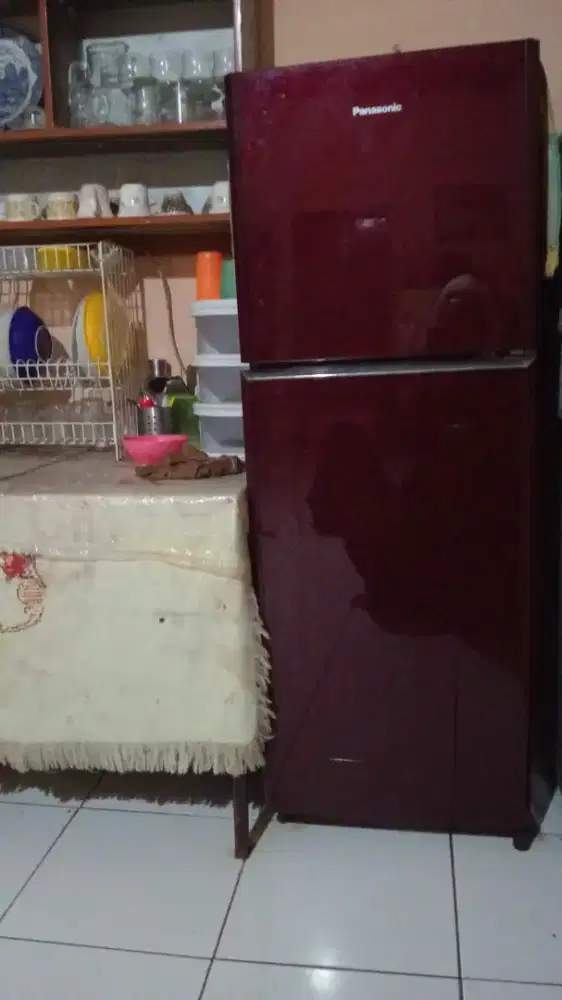 Kulkas panasonic warna merah ,tipe NR-B269S