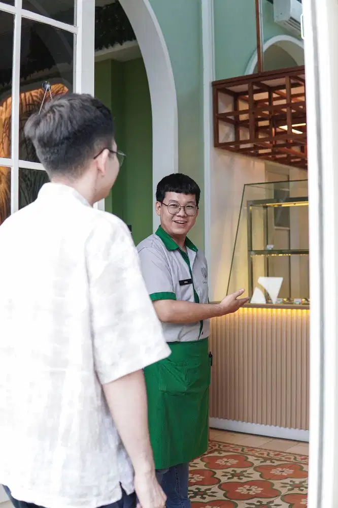 DICARI SEGERA KARYAWAN RESTORAN WAITER/WAITRESS! KIRIM CV SECEPATNYA!