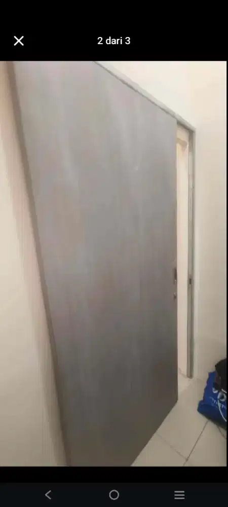 Pintu geser bahan kayu tebal lapis PVC warna abu hitam, lengkap kunci