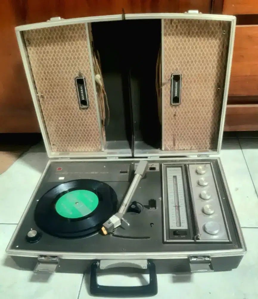 Turntable dan radio nadional