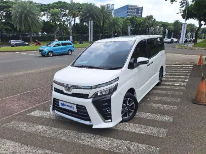 LOW DP Toyota Voxy 2.0 Bensin-AT 2017 SII