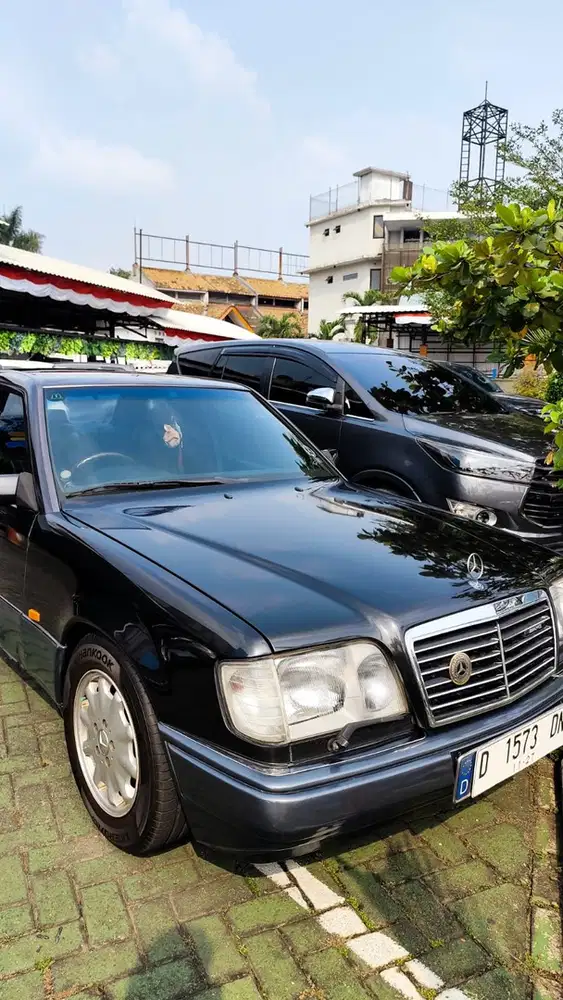 Mercedes-Benz Masterpiece (LIMITED EDITION) E220 W124