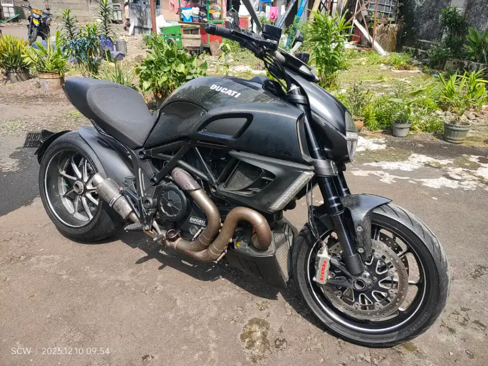 Moge Ducati Diavel Carbon tahun 2013