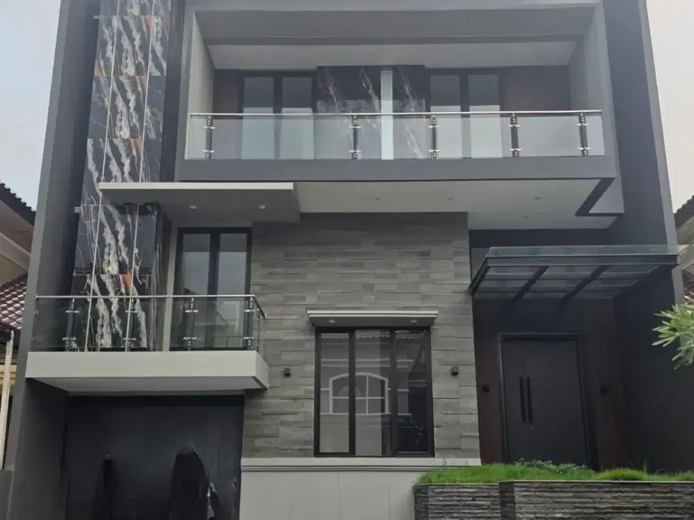 Rumah Baru Minimalis, 2,5 Lantai, Bagus di Citraland, Surabaya