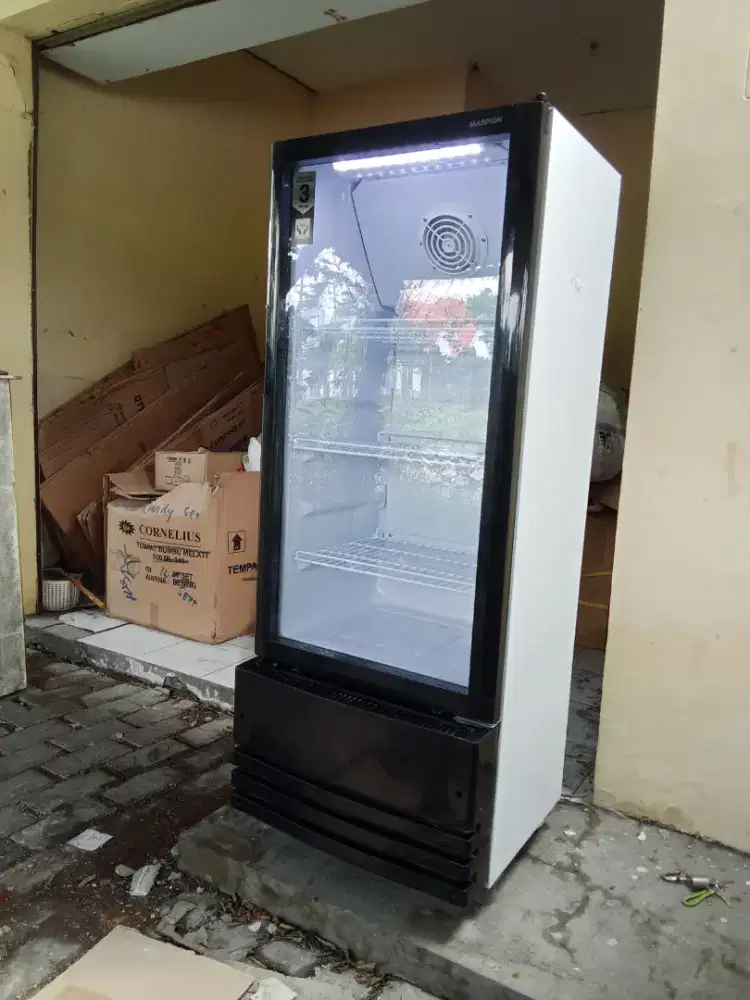 Lemari pendingin merek maspion